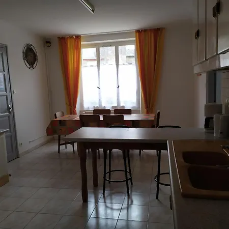 Convivial Avec 3 Chambres, Proche Du Patrimoine Historique, Cour Et Equipements Inclus - Fr-1-589-38