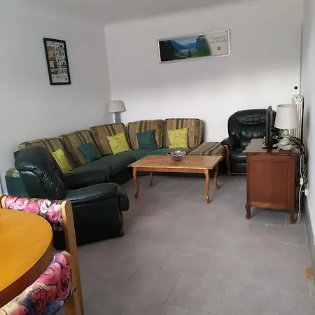 Convivial Avec 3 Chambres, Proche Du Patrimoine Historique, Cour Et Equipements Inclus - Fr-1-589-38