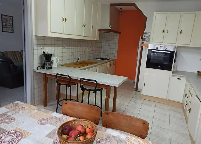 Prázdninový dům Convivial Avec 3 Chambres, Proche Du Patrimoine Historique, Cour Et Equipements Inclus - Fr-1-589-38 *