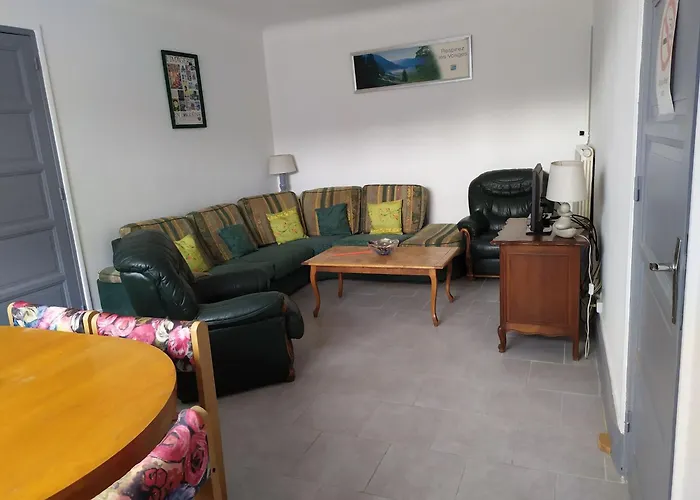 Convivial Avec 3 Chambres, Proche Du Patrimoine Historique, Cour Et Equipements Inclus - Fr-1-589-38