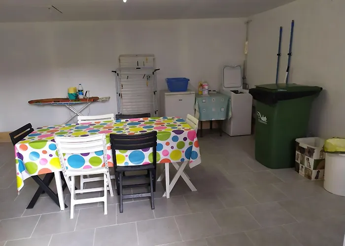 Convivial Avec 3 Chambres, Proche Du Patrimoine Historique, Cour Et Equipements Inclus - Fr-1-589-38 * Aouze