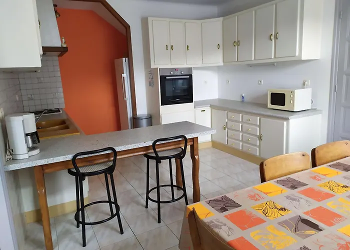 Convivial Avec 3 Chambres, Proche Du Patrimoine Historique, Cour Et Equipements Inclus - Fr-1-589-38 *